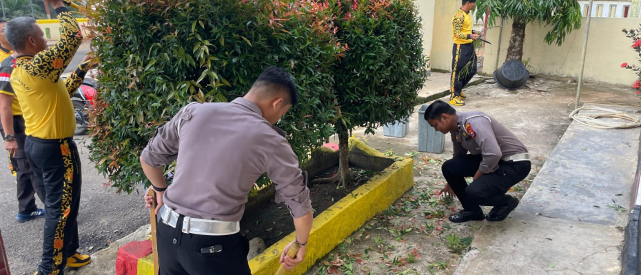 Jaga Kebersihan Mako, Kapolsek Ketahun dan Personel Polsek Ketahun Laksanakan Kurvei Bersama
