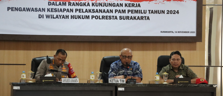 Semarang - Kompolnas mengapresiasi Polrestabes Semarang Polda Jawa Tengah atas penerapan pola pengamanan berbasis digital. Hal itu disampaikan saat Kompolnas melakukan kunjungan kerja ke Polda Jawa Tengah pada 13-14 November 2023.  Kunjungan tersebut dipimpin Ketua Tim Kerja Kompolnas Irjen. Pol. (Purn) Drs. Pudji Hartanto Iskandar dan didampingi anggota Kompolnas H. Mohammad Dawam. Kemudian, diterima oleh Wakapolda Jawa Tengah Brigjen. Pol. Abiyoso Seno Aji, S.I.K. dan PJU, serta Kapolrestabes Semarang, Ko