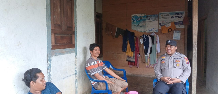 Sambang Tokoh Masyarakat di Desa Tanjung Kurung, Bhabinkamtibmas Polsek Padang Guci Hulu Sampaikan Imbauan Kamtibmas 