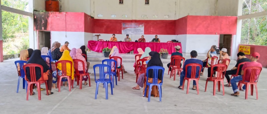 Hadir Dalam Giat Pembagian BLT DD Untuk Masyarakat, Bhabinkamtibmas Turut Imbau Warga