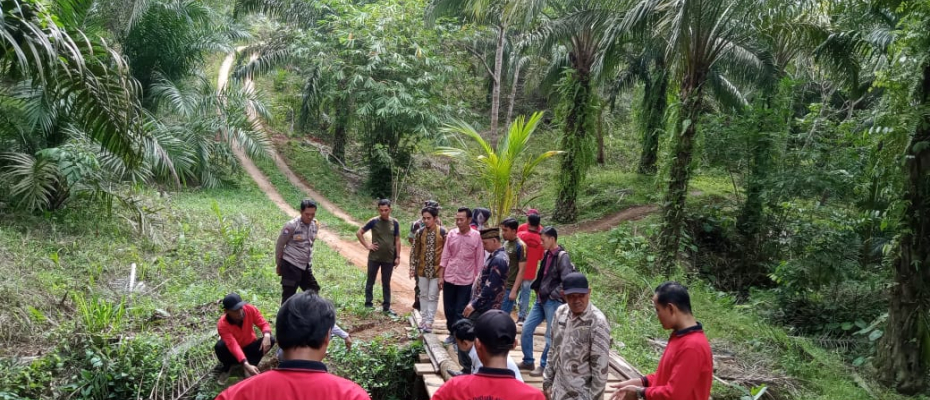 Bhabinkamtibmas hadiri titik Nol Pembangunan Jembatan Usaha Tani 