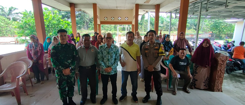 Bhabinkamtibmas Polsek Air Besi Hadiri Penyaluran BLT-DD di Desa Pasar Bembah