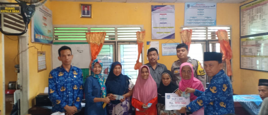 Bhabinkamtibmas Polsek Kerkap Monitoring Pembagian BLT DD Desa Aur Gading