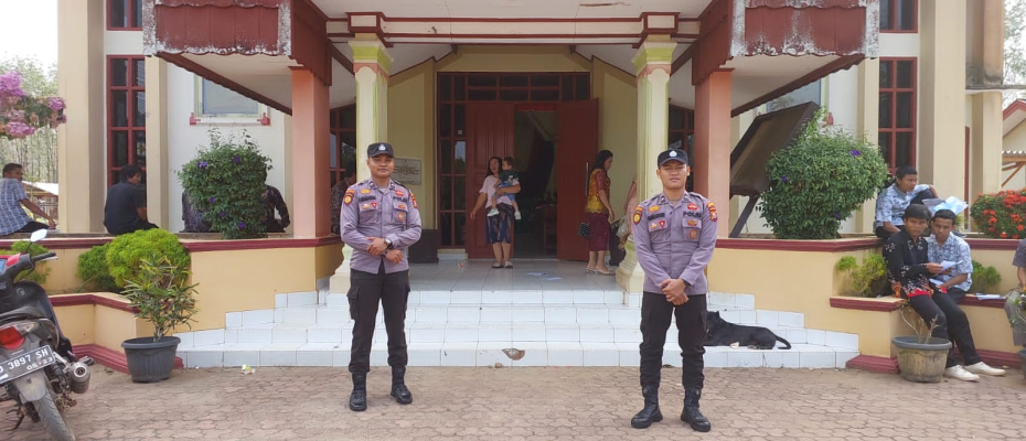 Agar Berlangsungnya Ibadah Dengan Aman, Personil Polsek Ketahun Lakukan Pengamanan Di Gereja