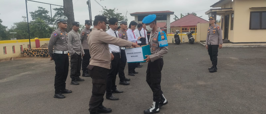 Polsek Ketahun Berbagi Sesama Dengan Gerakan Sedekah Bersama