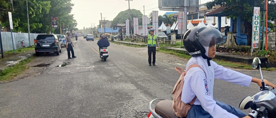 Bentuk Pelayanan  Kepada Masyarakat, Sat Lantas Polres Kaur Gelar Pengaturan Lalin Pagi Hari