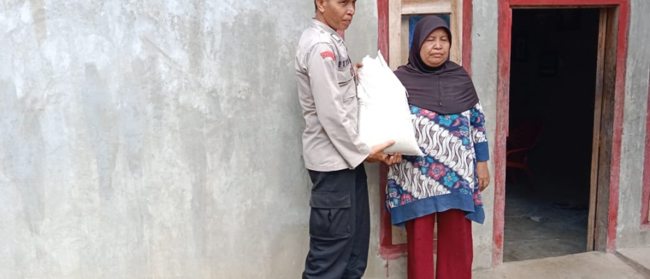 Polsek Padang Guci Salurkan Bantuan Sembako Selasa Berbagi Kepada IRT Desa Datar Lebar 