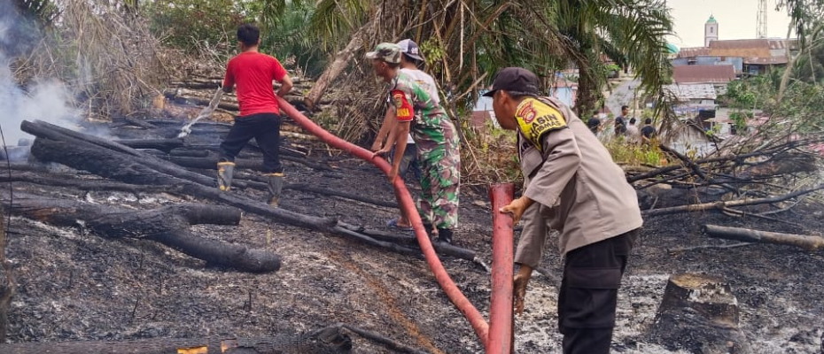 LAHAN PERKEBUNAN KARET MILIK WARGA TERBAKAR , TNI-POLRI BERSAMA PEMADAM DAN MASYARAKAT BANTU PADAMKAN API