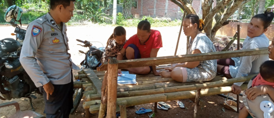 Ciptakan Suasana Kebersamaan, Babinkamtibmas Membaca Dengan Warga Binaan