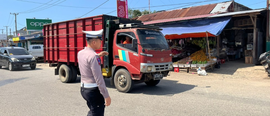 Unit Lantas Polsek Ketahun Lakukan Pelayanan Gatur Lalin Pagi, Antisipasi Kemacetan