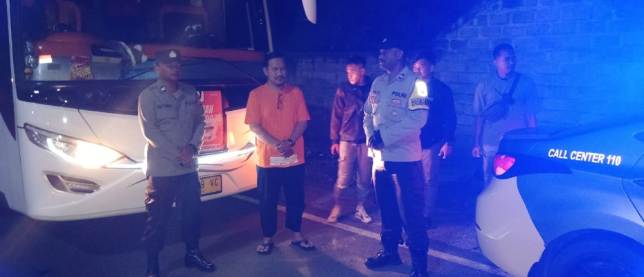 Berikan Rasa Aman, Polsek Sindang Kelingi Lakukan Pengawalan Kendaraan yang Melintas 