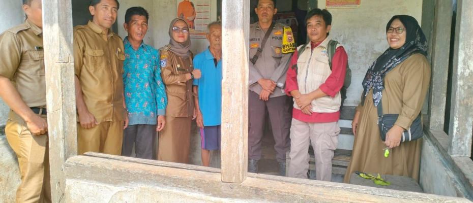 Didampingi Bhabinkamtibmas, Tim Pendamping Desa Tempelkan Stiker di Rumah Warga Penerima Bantuan Sosial