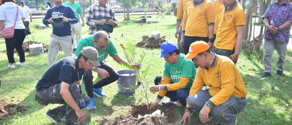 IGF Bersama Mitra Bisnis Menghijaukan Masjid Istiqlal