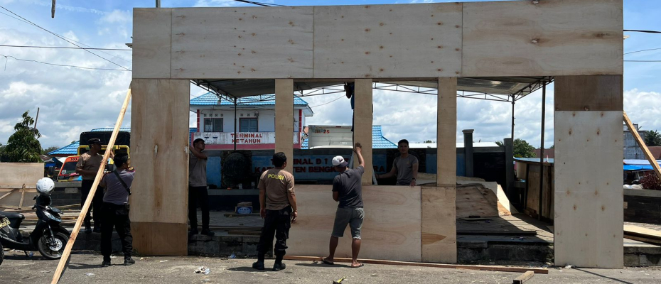 Polsek Ketahun Dirikan Pos Pelayanan Natal dan Tahun Baru di Depan Termina Ketahun