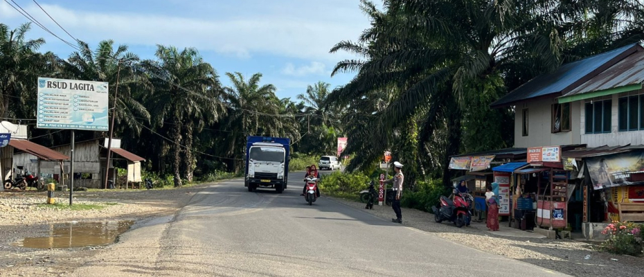 Antisipasi Kemacetan Kendaraan, Polsek Ketahun Laksanakan Gatur Lalin Dijalan Simpang KTM Lagita