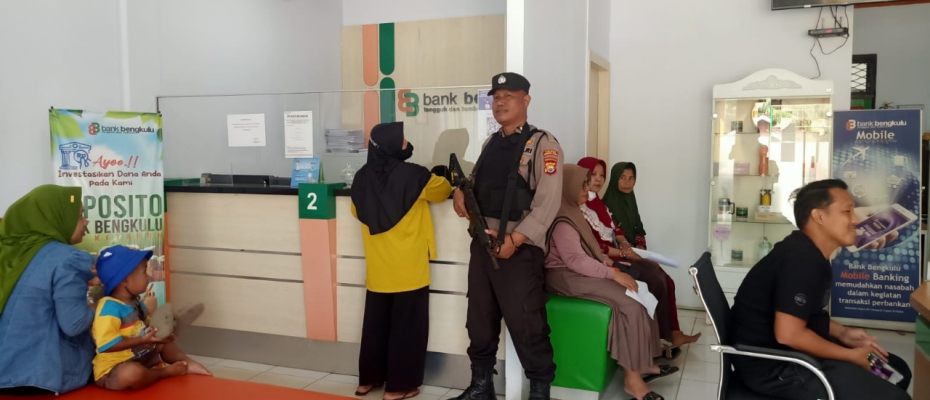 Personel Polsek Ketahun Pengamanan di Bank BPD Capem Ketahun