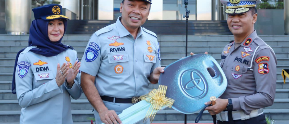 Perkuat Sinergi Turunkan Fatalitas Korban Kecelakaan, Jasa Raharja Hibahkan Satu Unit Ambulance Kepada Korlantas Polri