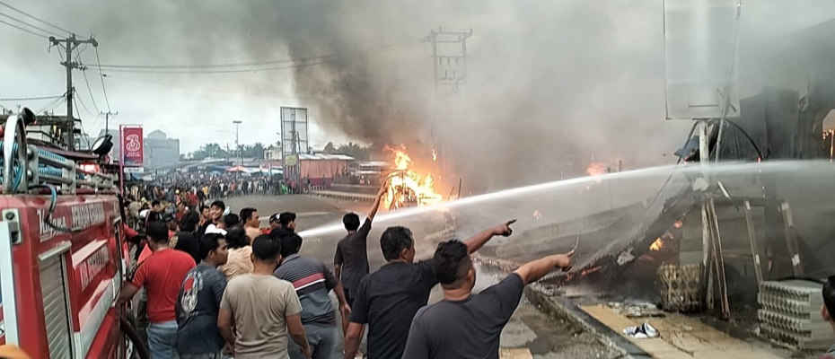 Pasar Terbakar, Polsek Ketahun Terjunkan Personel Padamkan Api