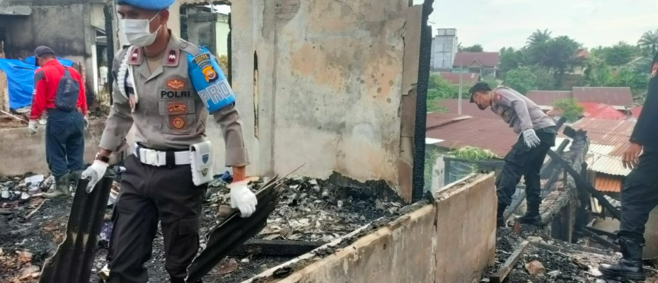 Polsek Ketahun Gotong Royong Bersihkan Puing Sisa Kebakaran Pasar KTM Giri Kencana