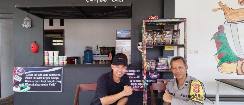 Bhabinkamtibmas Melakukan Patroli Sambang di Kawasan Wisata Pantai Urai Paradise