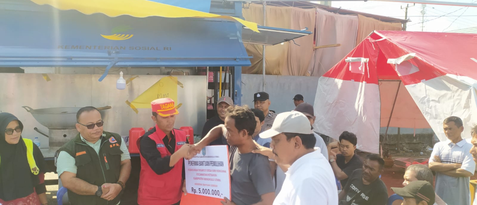 Polsek Ketahun Berikan Bantuan dari BPBD dan Linjamsos kepada Korban Kebakaran