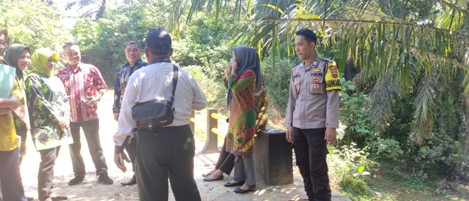 Bhabinkamtibmas Polsek Air Besi Hadiri Kegiatan Sertifikasi Pembangunan Jembatan Jalan Usaha Tani Desa Pasar Bembah