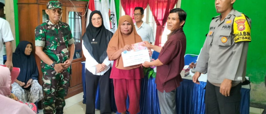 Bhabinkamtibmas Polsek Lais Hadiri Penyaluran BLT DD Durian Daun