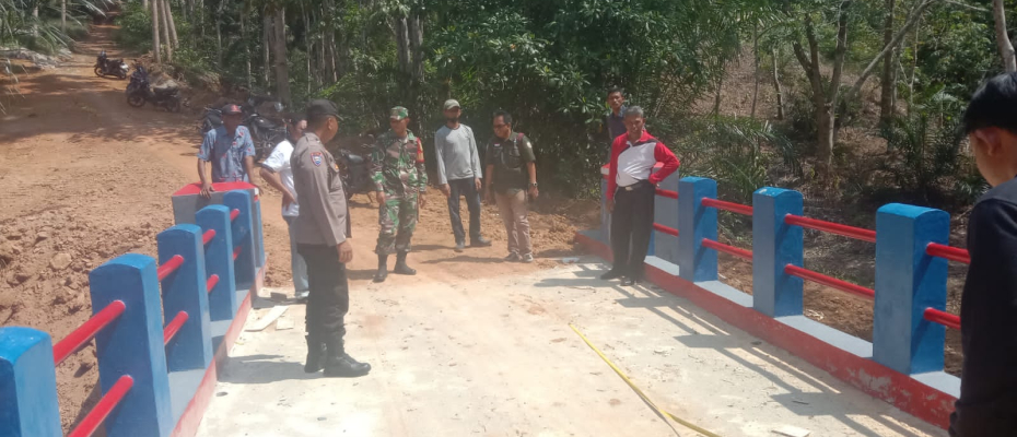 Bhabinkamtibmas Polsek Ketahun Hadiri Sertifikasi Fisik Pembangunan Tahun 2023 Desa Melati Harjo