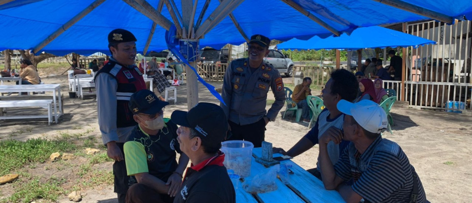 Awal Tahun 2024, Kapolsek Bersama Anggotanya Berikan Imbauan dilokasi Wisata Pantai Serangai