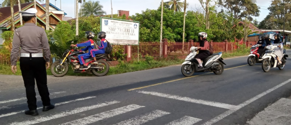 Rutin Gatur Lalin Pagi, Ciptakan Kelancaran Lalu Lintas di Wilkum Polsek Ketahun