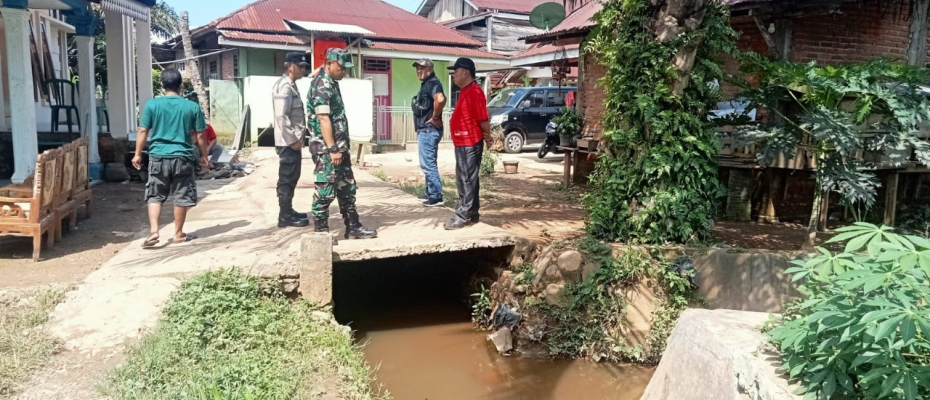 Bhabinkamtibmas Polsek Ketahun dan Tripika Ketahun Monitoring dan Evaluasi Banjir di Perumnas Giri Kencana