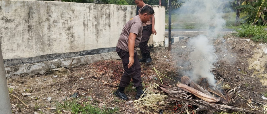 Ciptakan Kenyamanan dan Keindahan, Polsek Kaur Tengah Laksankan Kebersihan Lingkungan Mako  