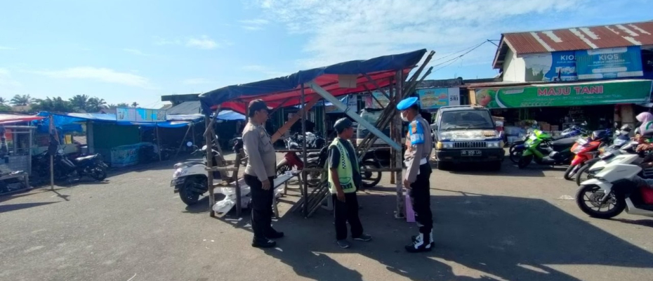 Sambangi Tukang Parkir, Polsek Ketahun Tak Lupa Berikan Imbauan Kamtibmas