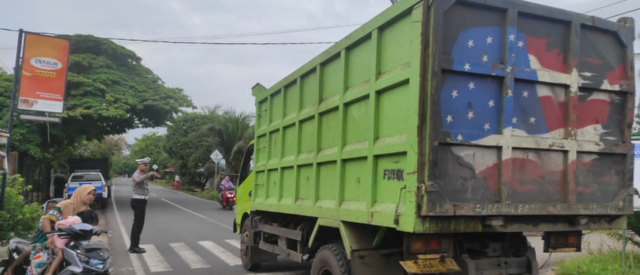 Polsek Ketahun Berikan Pelayanan Bagi Masyarakat Atur Lalu Lintas di Pagi Hari