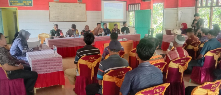 Bhabinkamtibmas Hadiri Serah Terima Jabatan Kepala Desa di Wilayah Binaannya