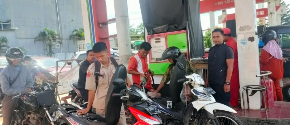 Cek Bahan Bakar Minyak di SPBU, Polsek Ketahun Lakukan Patroli Serta Sampaikan Kamtibmas