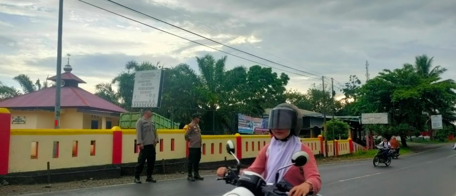 Piket SPKT Melaksanakan Commander Wish di Depan Mako Polsek Ketahun