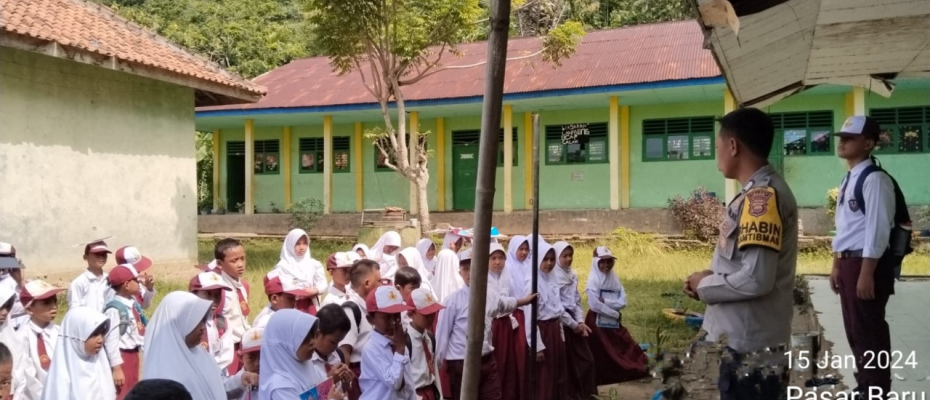 Bhabinkamtibmas Police Goes To School, Sambang ke SDN 72 Kaur 