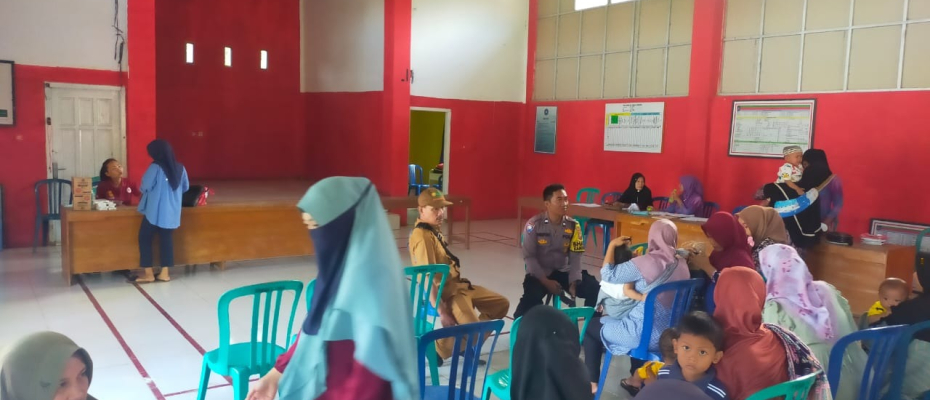 Hadir di Posyandu, Bhabinkamtibmas Polsek Ketahun Berikan Pesan Kamtibmas ke Warga