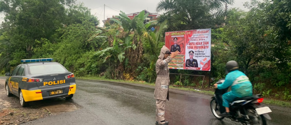 Semangat Pagi, Personel Polsek Batik Nau Lakukan Pengaturan Jalan