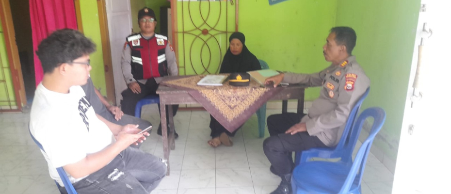 Ngobrol Bersama Warga, Bhabinkamtibmas Sampaikan Imbauan Kamtibmas