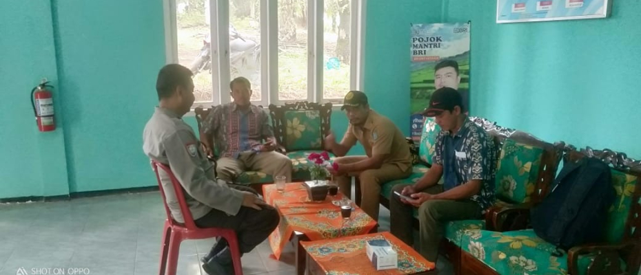 Melalui Cooling System Bhabinkamtibmas Desa Kualalangi Sambangi Ketua BPD, Berikan Imbauan Kamtibmas
