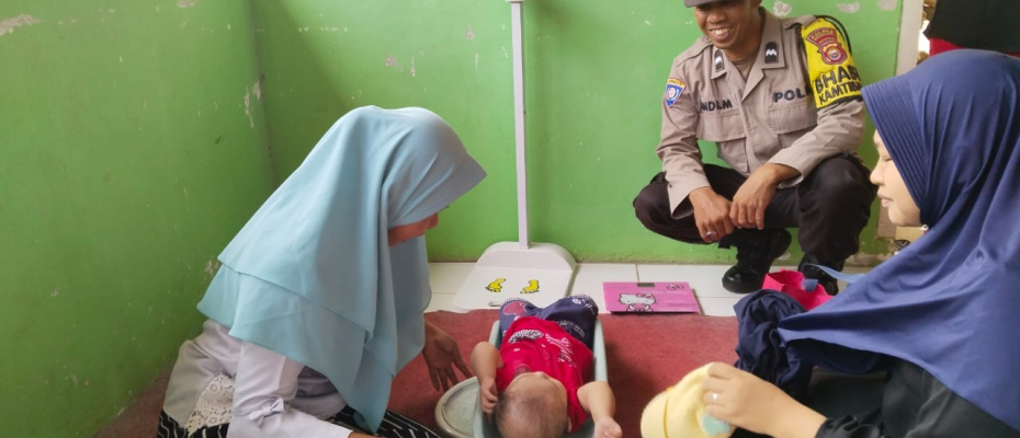 Wujud Kehadiran Polisi, Bhabinkamtibmas Polsek Ketahun Datangi Kegiatan Posyandu Balita