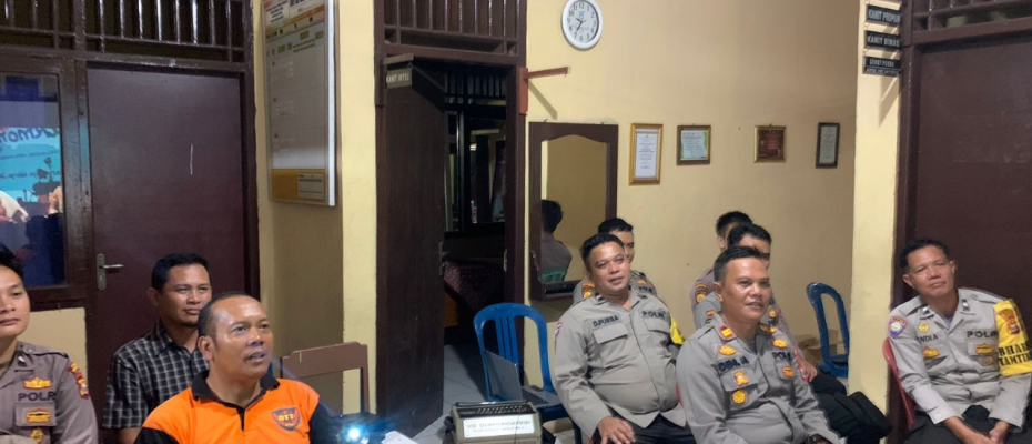 Kapolsek Beserta Anggota Polsek Batik Nau Nonton Bareng Acara Pentas Musik yang Bertajuk Peace Harmony