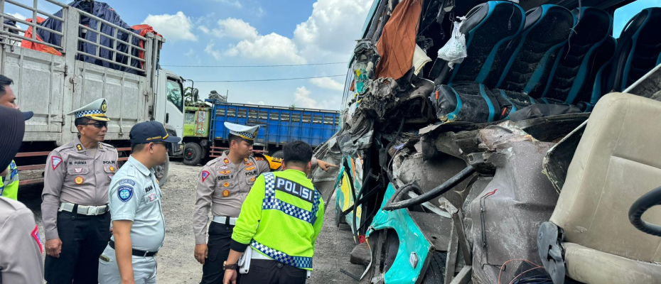 Jasa Raharja Jamin Seluruh Korban Tabrakan Antara Bus Peziarah dengan Truk di Jalan Raya Pantura, Gresik