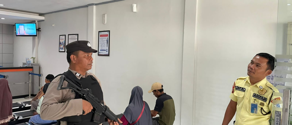 Jamin Keamanan Bertransaksi Anggota Polsek Ketahun Laksanakan Pam Obvit Di Bank BRI