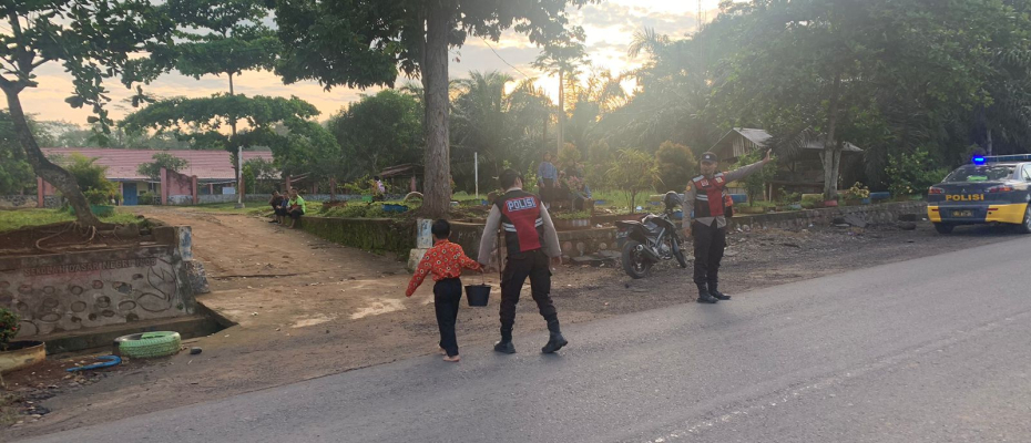 Polisi Lakukan Pengaturan Pagi, Bantu Penyeberangan Pelajar Masuk Sekolah