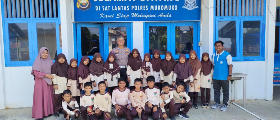 Kunjungan ke Kantor Lantas Polres Mukomuko, Siswa SDIT Nurul Ilmi Diajak Mengenal Aturan Lalu Lintas 