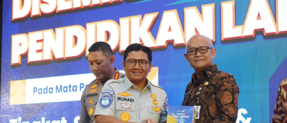 Jasa Raharja dan Korlantas Polri Serahkan Buku Pendidikan Lalu Lintas Kepada Tenaga Pengajar di Jawa Timur