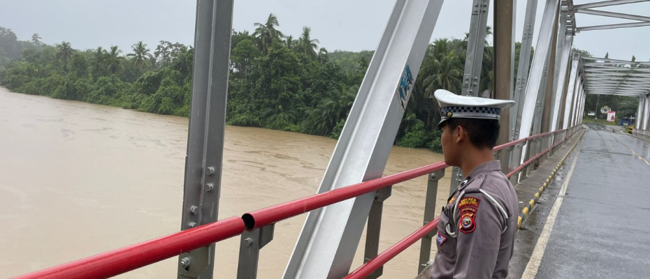 Personel Polsek Ketahun Kontrol Cek Debit Air Sungai  